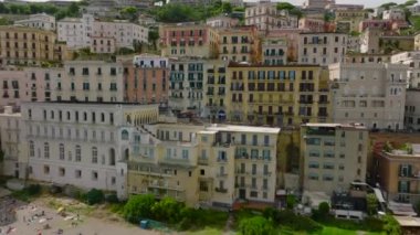 Seyahat yerindeki apartmanlarda büyük sarayların üzerinden uçuyor. Yokuştaki tarihi kasaba gelişimi. Napoli, İtalya.