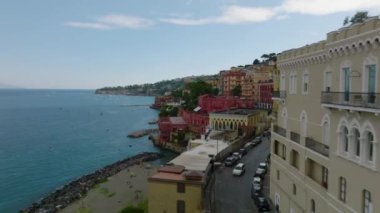 Turistik bölgede deniz kıyısında parlak renkli büyük binalar. Deniz manzaralı dairelerde lüks bir konaklama yeri. Napoli, İtalya.