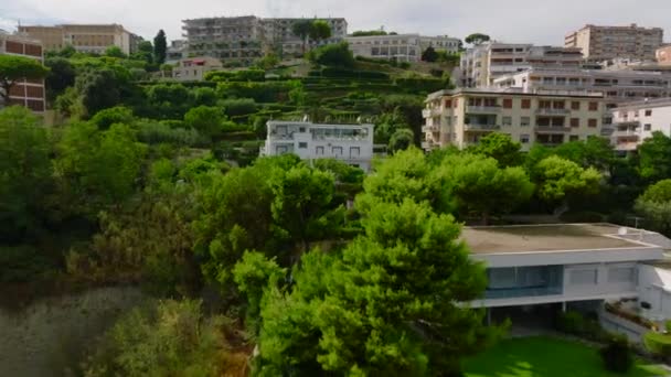 被绿色花园环绕的别墅 向后揭示了斜坡上的宫殿和住宅建筑 意大利那不勒斯 — 图库视频影像