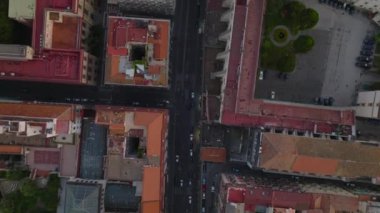 Şehir merkezindeki caddelerden geçen araçların en tepeden tırnağa görüntüsü. Dante Meydanı 'nın etrafındaki binalar. Napoli, İtalya.