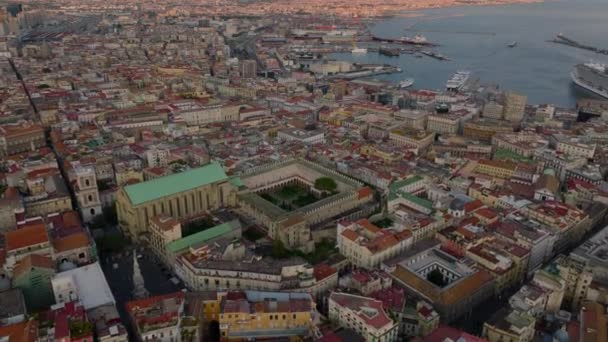前移带着地标在历史名城上空飞行 Santa Chiara宗教建筑群的高视角 意大利那不勒斯 — 图库视频影像
