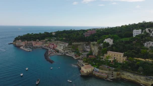Luftaufnahmen Von Luxusresidenzen Der Küste Motorboote Umrunden Die Spitze Des — Stockvideo