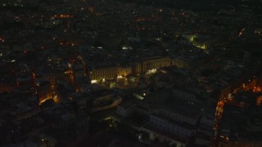 Gece Piazza Dante 'nin hava kaydırağı ve pan görüntüsü. Şehir merkezindeki trafiğin yüksek açılı görüntüsü. Napoli, İtalya.