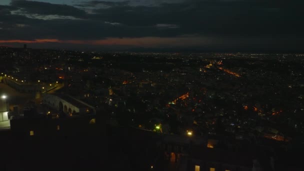 Nagranie Lotu Ptaka Castle Hill Panoramiczny Widok Słabo Oświetlonych Miejskich — Wideo stockowe
