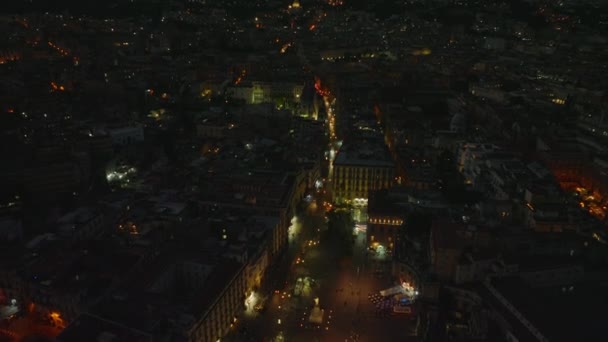 Tarihi Şehir Merkezindeki Aydınlatılmış Meydanın Sokakların Yüksek Açılı Manzarası Akşam — Stok video