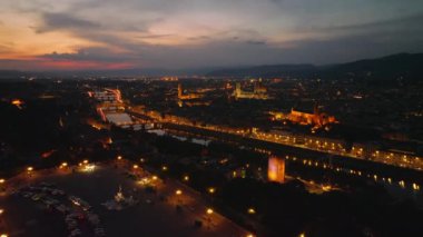 Michelangelo Meydanı 'nın üzerinden uç. Aydınlatılmış Arno nehir kenarının hava panoramik manzarası ve gün batımında ünlü turist çekici manzarası. Floransa, İtalya.