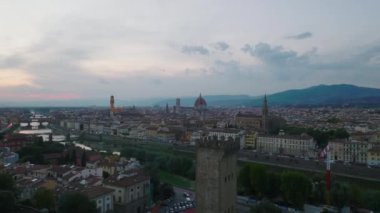 Eski şehrin hava panoramik görüntüleri. Turistik manzarası ve Arno nehri gün batımında şehrin içinden akıyor. Floransa, İtalya.