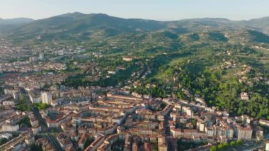 Apartman evleri ve arka planda güzel tepe manzaralı şehir merkezinin havadan görünüşü. Sahne alçak güneş tarafından aydınlatıldı. Floransa, İtalya.