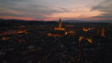 Turistik manzaralı eski bir kasabanın havadan çekilmiş görüntüsü. Palazzo Vecchio 'nun aydınlık kulesine karşı alacakaranlık gökyüzü. Floransa, İtalya.