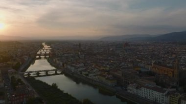 Tarihi şehir merkezinin havadan yükselen görüntüleri ünlü simgeler ve etrafta akan Arno nehri. Gün batımında panoramik manzara. Floransa, İtalya.