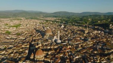 Altın saatinde ünlü simgeleriyle tarihi şehir merkezi. Havadan inen görüntüler. Floransa, İtalya.