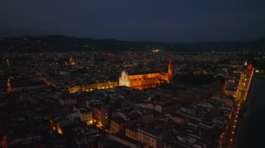 Basilica di Santa Croce di Firenze 'nin gece kaydırağı ve pan çekimi. Aydınlatılmış dini simgeler. Floransa, İtalya.