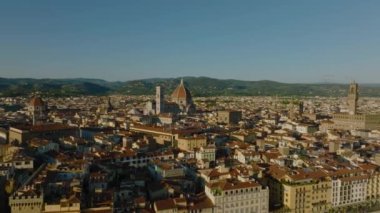 Kasabanın tarihi şehir merkezindeki turistik merkezin havadan görünüşü. Duomo di Firenze, Palazzo Vecchio ve diğer simgeler. Floransa, İtalya.