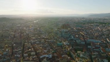 Güneşin batmasına karşı şehrin en çok bilinen manzarasının hava panoramik görüntüleri. Duomo di Firenze 'nin görkemli kubbesi. Floransa, İtalya.