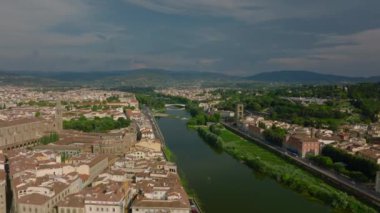Arno Nehri 'nin havadan görünüşü ve tarihi binalar. Terzo Giardino parkı rıhtım ve eski taş taş Porta San Niccolo kulesi. Floransa, İtalya.