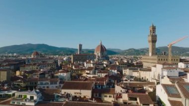 Tarihi şehir merkezindeki turistik yerlerin hava kaydırak ve pan görüntüleri. Floransa Katedrali ve Palazzo Vecchio güneşli bir öğleden sonra. Floransa, İtalya.