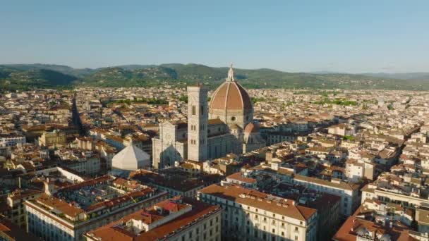 明るい太陽に照らされた有名な宗教的なランドマーク 歴史的なフィレンツェ大聖堂や市内中心部の周辺の建物 フィレンツェ イタリア — ストック動画