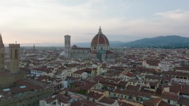 在历史名城的中心 有一座高塔和巨大的圆顶 令人叹为观止的多摩 菲伦策 Duomo Firenze 高耸入云 意大利佛罗伦萨 — 图库视频影像