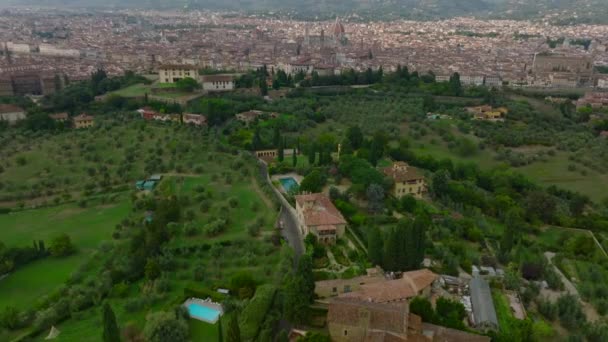 具有绿色花园的豪华住宅的空中景观与背景为历史城区中心的密集城镇发展形成鲜明对比 意大利佛罗伦萨 — 图库视频影像