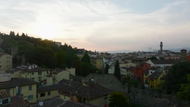 向前飞去 飞越了旧石城墙和周围的公寓楼 黄昏时分 意大利佛罗伦萨 — 图库视频影像