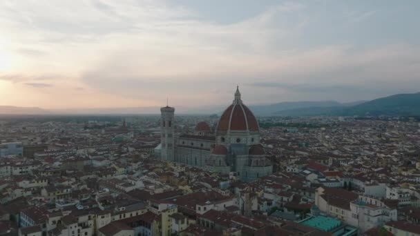 サンタ マリア フィオーレ大聖堂の空中スライドとパンの映像は カラフルな夕日の空に対して フィレンツェ イタリア — ストック動画