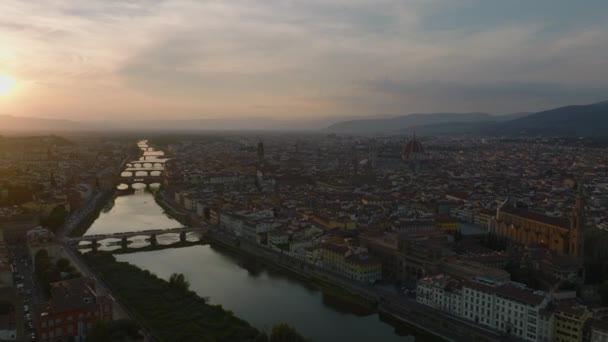 Flygbilder Från Den Historiska Stadskärnan Med Berömda Landmärken Och Floden — Stockvideo