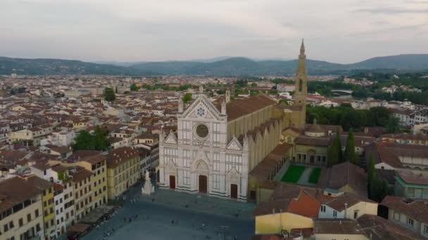 Εναέρια Λήψη Εκπληκτικής Μαρμάρινης Πρόσοψης Μεγάλης Βασιλικής Του Santa Croce — Αρχείο Βίντεο