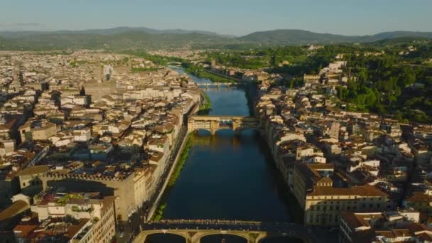 Flygfoto Över Gamla Bron Ponte Vecchio Över Arno Floden Turist — Stockvideo
