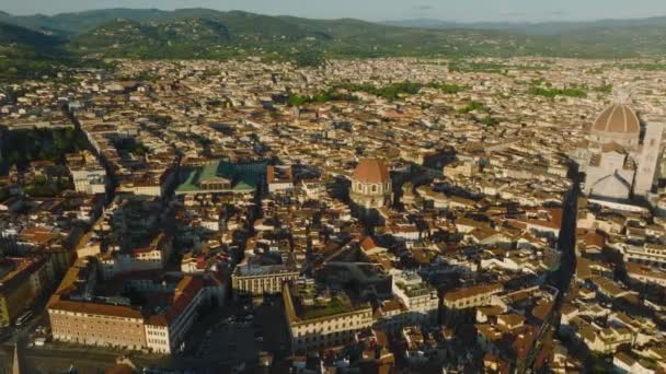Luftaufnahmen Des Historischen Stadtzentrums Das Von Der Tief Stehenden Sonne — Stockvideo