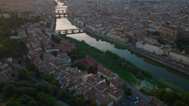 阿诺河流经古城的高角景观 倾斜的城市景观在暮色中显露出历史性的景象 意大利佛罗伦萨 — 图库视频影像