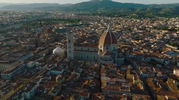 フィレンツェ大聖堂の空中スライドとパンの映像 旧市街の歴史的な宗教的な光景 夕日に照らされた風景 フィレンツェ イタリア — ストック動画