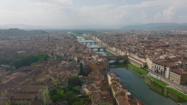 飞越老城区的开发 阿诺河流经城市和横跨河流的桥梁的空中景观 意大利佛罗伦萨 — 图库视频影像
