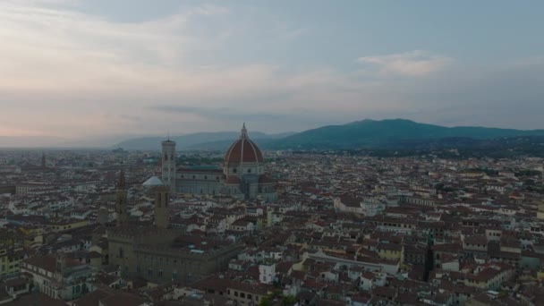 有名で人気のある旅行先の空中パノラマ映像 フィレンツェ大聖堂と夕暮れ時に歴史的な町の周辺の観光スポット フィレンツェ イタリア — ストック動画