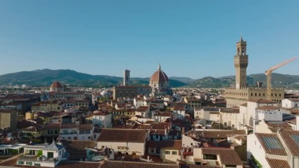 歴史的な市内中心部の観光スポットの空中スライドとパンの映像 晴れた日の午後にフィレンツェ大聖堂とヴェッキオ宮殿 フィレンツェ イタリア — ストック動画