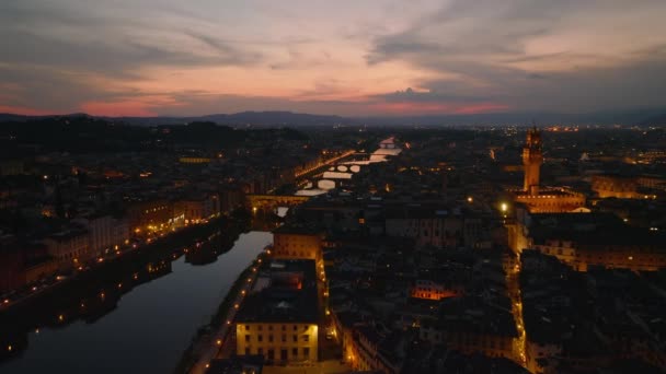 夕方の街の上を飛ぶ カラフルな夕暮れの空を反映してアルノ川を明らかにする 歴史的な光景の空中ビューポンテ ヴェッキオ フィレンツェ イタリア — ストック動画