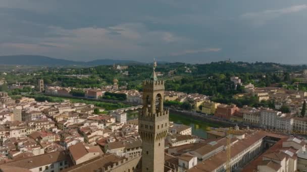 Terbang Tinggi Sekitar Menara Batu Bersejarah Palazzo Vecchio Atas Kota — Stok Video
