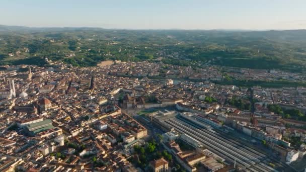 黄金时段 火车站周围的城市和行政区的空中录像 这个著名而受欢迎的小镇吸引着游客 意大利佛罗伦萨 — 图库视频影像