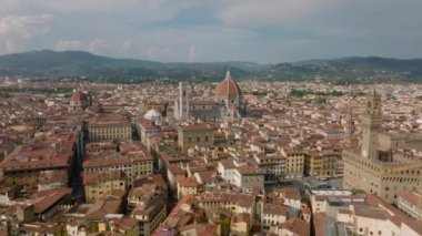 Tarihi kentin birçok simgesi ve turistik ilgi odağı olan hava panoramik görüntüleri. Yüksek kulesi ve büyük kubbesi olan Florence Katedrali. Floransa, İtalya.
