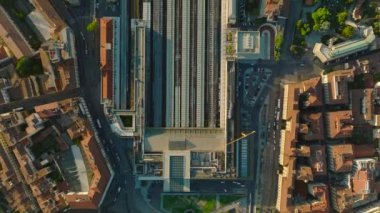 Güneşli bir günde, tren istasyonunun, etrafındaki binaların ve caddelerin görüntülerini tepeden tırnağa tarıyoruz. Floransa, İtalya.