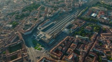 Şehirdeki ulaşım altyapısının hava görüntüleri. Firenze Santa Maria Novella tren istasyonunun çatısı ve inşaatı. Floransa, İtalya.
