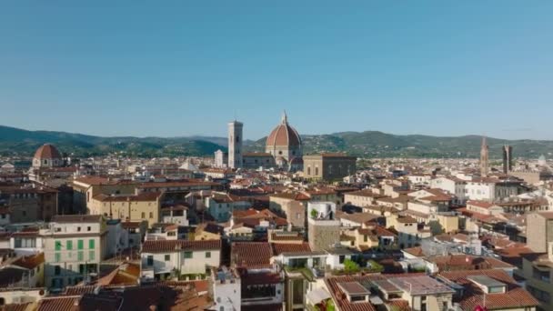 旧市街の建物の上の低飛行は よく知られているドゥオーモ フィレンツェに向かっています 大きなキューポラと有名な大聖堂 フィレンツェ イタリア — ストック動画