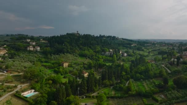 변두리를 날면서 정원이나 공원에 이우거져 모습을 십시오 이탈리아 피렌체 — 비디오