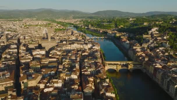 Repülj Épületek Felett Történelmi Városban Híres Ponte Vecchio Híd Arno — Stock videók