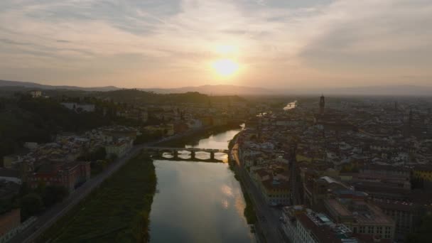 拍摄阿尔诺河上的桥梁的空中画面 以抵御浪漫多彩的落日 古城有著名的旅游景点 意大利佛罗伦萨 — 图库视频影像