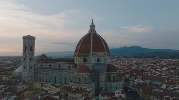 在宏伟的佛罗伦萨大教堂周围 有漂亮的立面和巨大的红色圆顶 不要看日落 意大利佛罗伦萨 — 图库视频影像