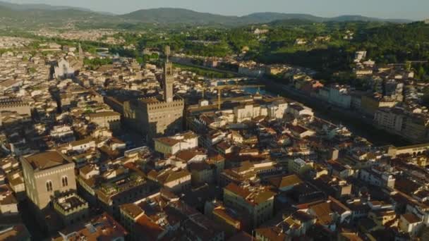 歴史的な街の中心部の観光スポットの空中映像 観光客に人気のポンテ ヴェッキオとパラッツォ ヴェッキオ フィレンツェ イタリア — ストック動画