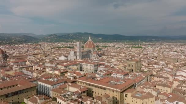 有名な旅行先の歴史的な都市の中心部の上を飛ぶ 人気のドゥオーモ フィレンツェとそのキューポラ フィレンツェ イタリア — ストック動画