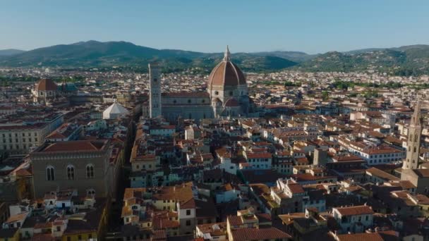 美しい街の歴史的な中心部の空中スライドとパンの映像 大ドームと古いパラッツォVecchioの塔と大聖堂 フィレンツェ イタリア — ストック動画