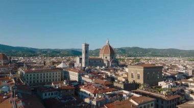 Kare kulesi ve büyük kubbesi olan Florence Katedrali 'nin havadan yükselen görüntüleri. Tarihi şehir merkezinde ünlü dini ve turist simgesi. Floransa, İtalya.