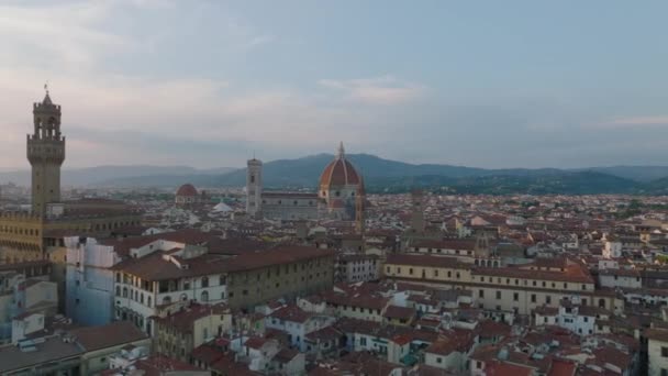 人気のある旅行先の歴史的な街の中心部の上を飛ぶ 夕暮れ時の名所 フィレンツェ イタリア — ストック動画